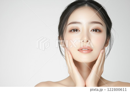 美容広告デザインに最適な若い女性のポートレート 美容広告デザインに最適な若い女性のポートレート 122800611