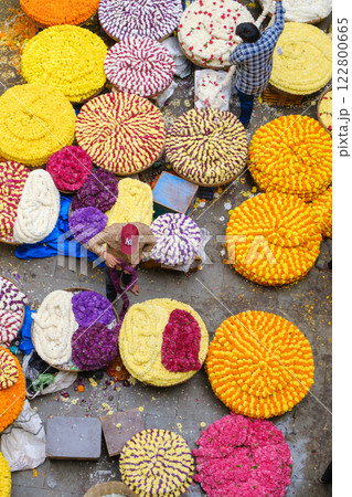 インドベンガルール_KRマーケットでガーランド（花輪）を売る商人 122800665