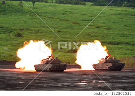 砲撃する10式戦車 砲撃する10式戦車 122801533