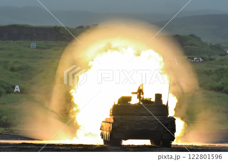 砲撃する10式戦車 122801596
