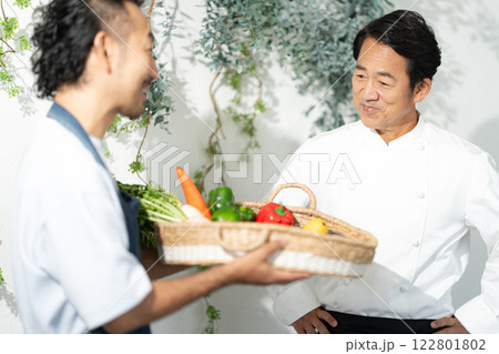 レストランに直接農作物を卸す農家 レストランに直接農作物を卸す農家 122801802