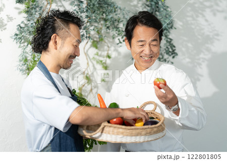 レストランに直接農作物を卸す農家 122801805