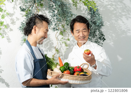 レストランに直接農作物を卸す農家 122801806