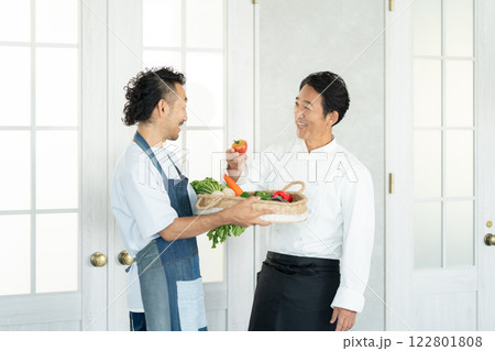 レストランに直接農作物を卸す農家 レストランに直接農作物を卸す農家 122801808