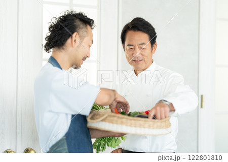 レストランに直接農作物を卸す農家 レストランに直接農作物を卸す農家 122801810