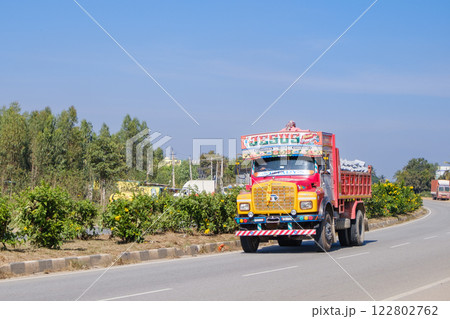 インド_街を走るカラフルなトラックの風景 122802762