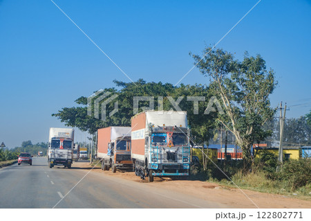 インド_街を走るカラフルなトラックの風景 122802771