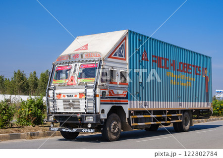 インド_街を走るカラフルなトラックの風景 122802784