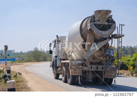 インド_街を走るカラフルなトラックの風景 122802787