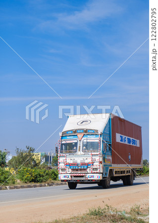 インド_街を走るカラフルなトラックの風景 122802795