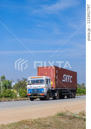 インド_街を走るカラフルなトラックの風景 122802797