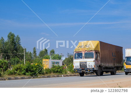 インド_街を走るカラフルなトラックの風景 インド_街を走るカラフルなトラックの風景 122802798