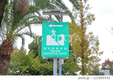 津波避難経路の看板 122803542