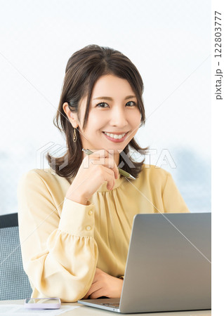 デスクワークをする笑顔の女性・ビジネスウーマン 122803777