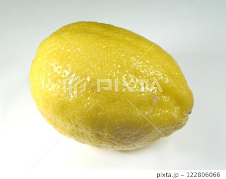 Vibrant Meyer Lemons and Zesty Lemon Peels: A Citrus Culinary Delight 122806066