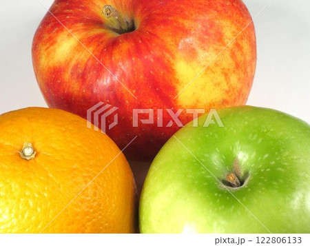 Vibrant Collection of Fresh Rangpur and Valencia Oranges Among Other Seedless Fruits 122806133