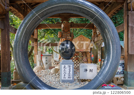 愛媛県ある石手寺の境内にある元気再生石 122806500