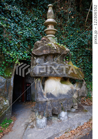 愛媛県ある石手寺の境内にあるマントラ洞窟 122806502