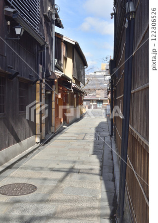 白川の巽橋が見える路地 白川の巽橋が見える路地 122806526