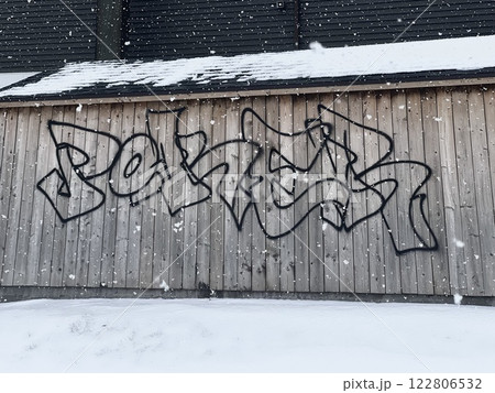 物置の壁に落書きされたグラフィティー 物置の壁に落書きされたグラフィティー 122806532