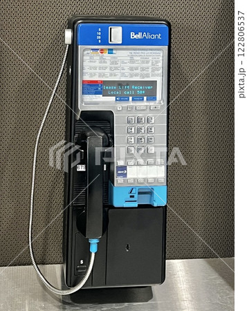 壁に設置されt海外の公衆電話 122806537