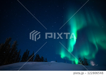 オーロラの見える景色 122806548