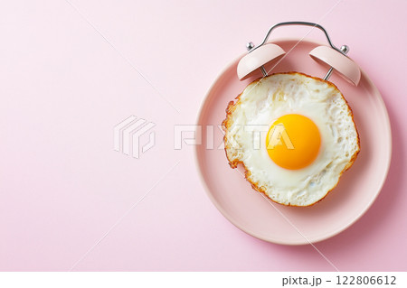 fried scrambled eggs in the form of an alarm clock, the concept of morning breakfast 122806612
