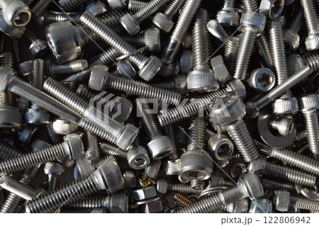 たくさんのボルトとネジ類 122806942