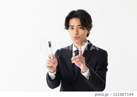 ホワイトボードの前で説明する男性のイメージ　(写真素材) 122807144