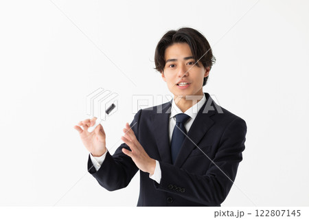 ホワイトボードの前で説明する男性のイメージ　(写真素材) 122807145