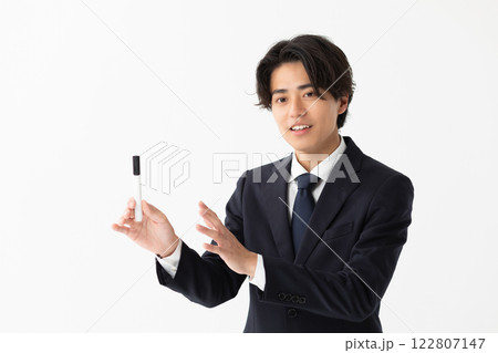 ホワイトボードの前で説明する男性のイメージ　(写真素材) 122807147