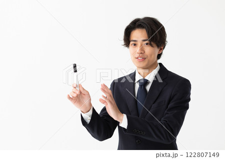 ホワイトボードの前で説明する男性のイメージ　(写真素材) 122807149