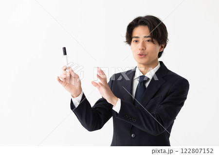 ホワイトボードの前で説明する男性のイメージ　(写真素材) 122807152