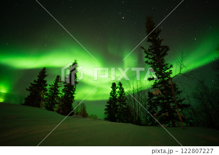 オーロラの見える景色、オーロラ鑑賞、世界、自然の中でもオーロラがダンスをする オーロラの見える景色、オーロラ鑑賞、世界、自然の中でもオーロラがダンスをする 122807227