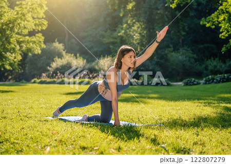 Young pregnant woman exercising in the morning and looking concentrated 122807279