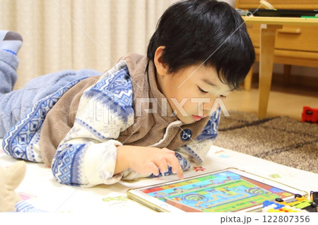 子供　子ども　タブレット　おうち時間 122807356