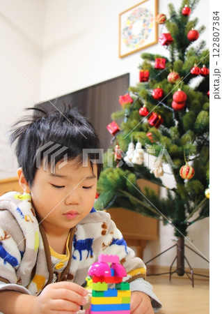 クリスマスツリーと男の子 122807384