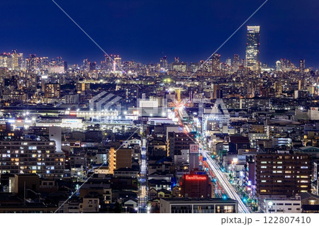 堺市、堺市役所展望ロビーから眺める堺市とあべのハルカスの夜景 122807410