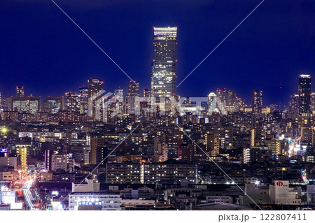 堺市、堺市役所展望ロビーから眺めるあべのハルカスと市街地の夜景 122807411