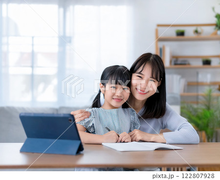 勉強をする小学生の娘と母親 122807928