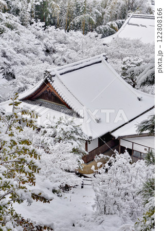 雪の日の圓光寺にて 122808166