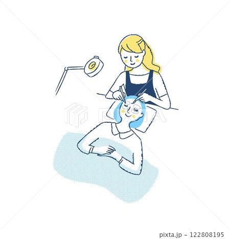 まつ毛エクステの施術をするアイリストと客 まつ毛エクステの施術をするアイリストと客 122808195