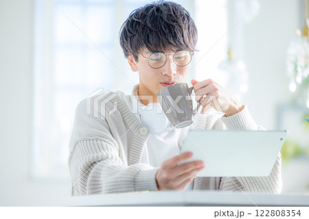 タブレットを操作する男性 122808354