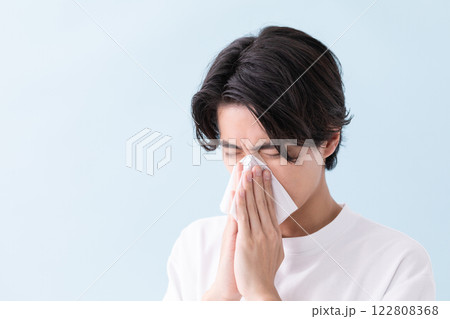 ティッシュを鼻にあてる男性のイメージ　(写真素材) 122808368