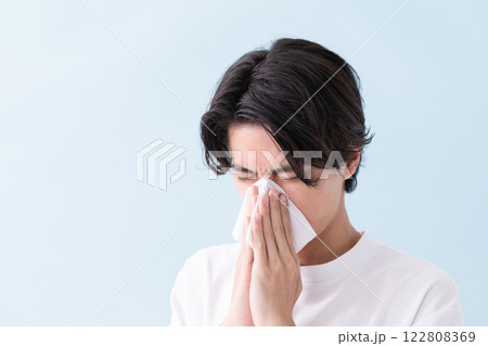 ティッシュを鼻にあてる男性のイメージ　(写真素材) 122808369