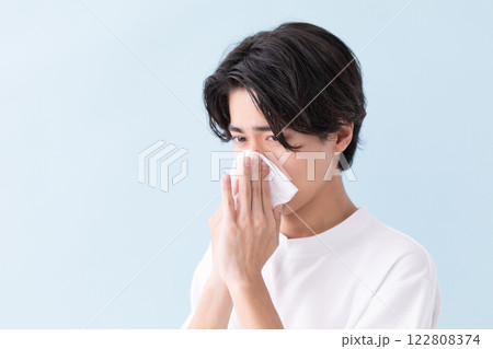ティッシュを鼻にあてる男性のイメージ　(写真素材) 122808374