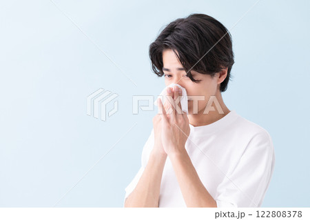ティッシュを鼻にあてる男性のイメージ　(写真素材) 122808378