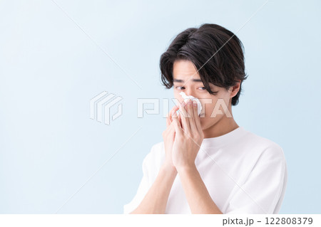 ティッシュを鼻にあてる男性のイメージ　(写真素材) 122808379