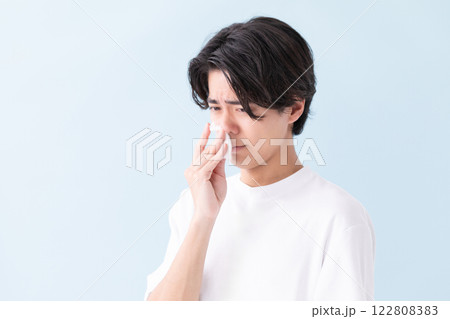 ティッシュを鼻にあてる男性のイメージ　(写真素材) 122808383