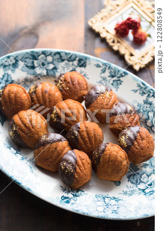 バレンタインの手作りチョコマドレーヌ 122808549